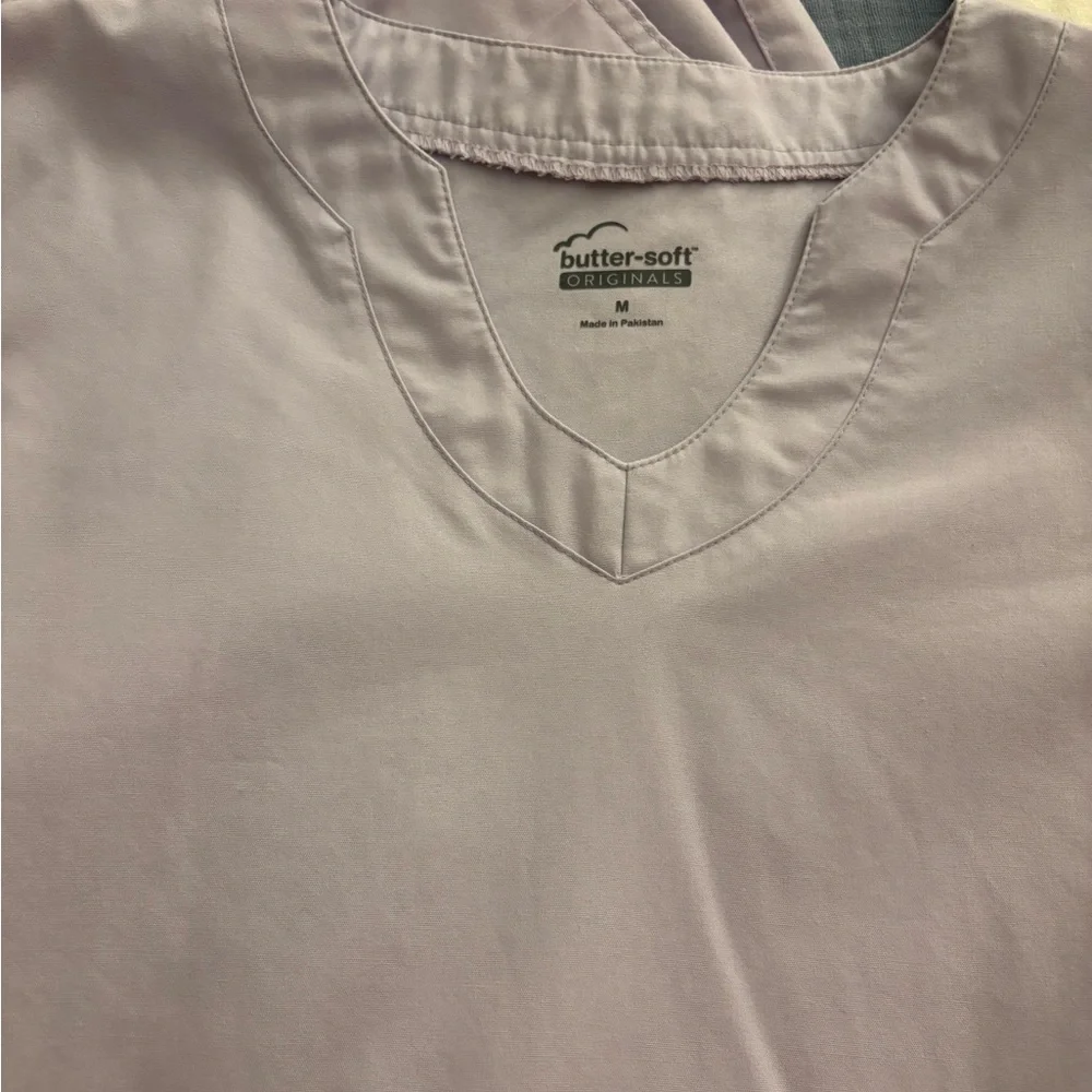 Lavender Women's scrub set - Picture 4 of 5